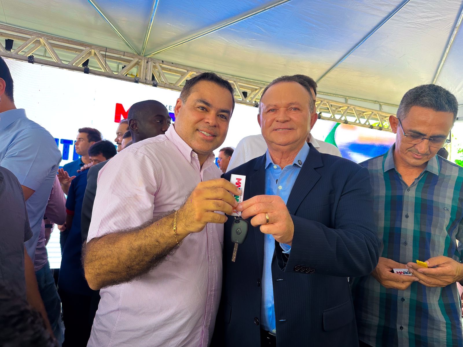 Administração de Joãozinho Pavão celebra entrega de ambulância e viatura ao município