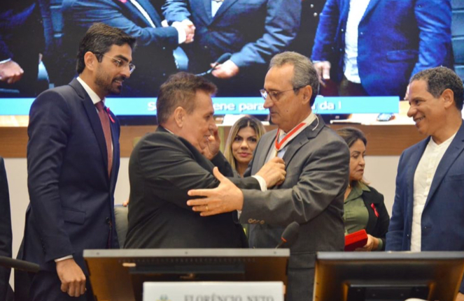 Edmilson de Araújo Pires recebe Medalha Manuel Beckman em reconhecimento à sua contribuição para o desenvolvimento do Maranhão