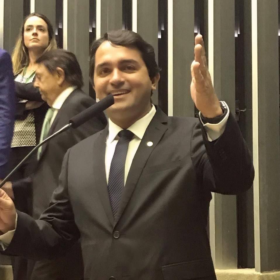 Deputado Júnior Lourenço apresenta Projeto de Lei para Transporte Gratuito de Corpos: Uma Ação de Solidariedade para Famílias de Baixa Renda