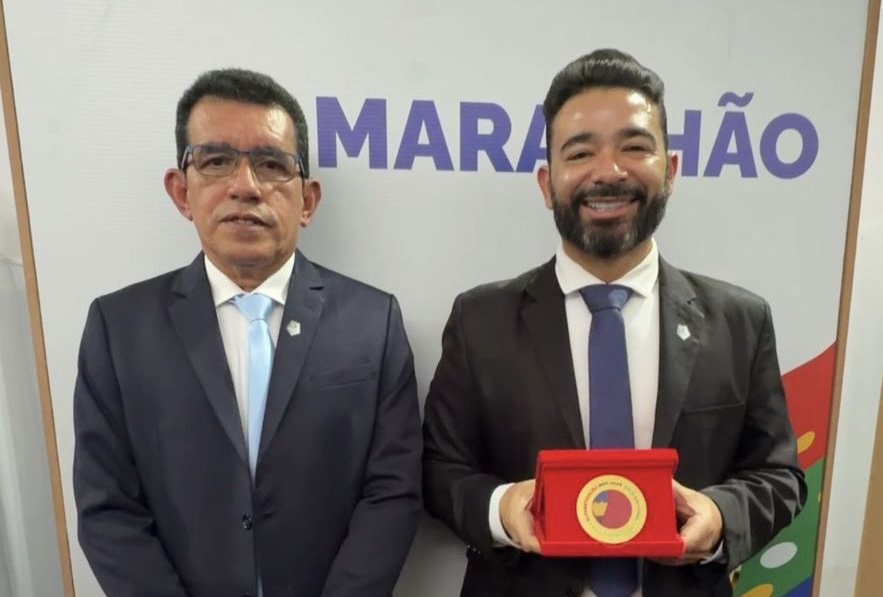 DR. JUNIOR RECEBE EM BRASILIA O SELO OURO NA EDUCAÇÃO.